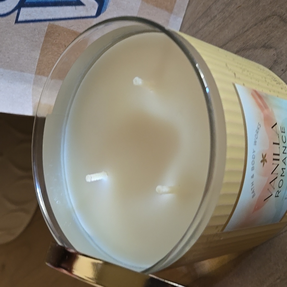 Vanilla Romance 3-wick Candle - Picture 2 of 4